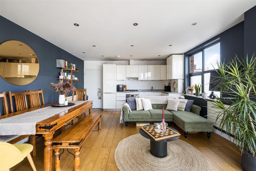 Property photo 2 of 19 Vyner Street, E2