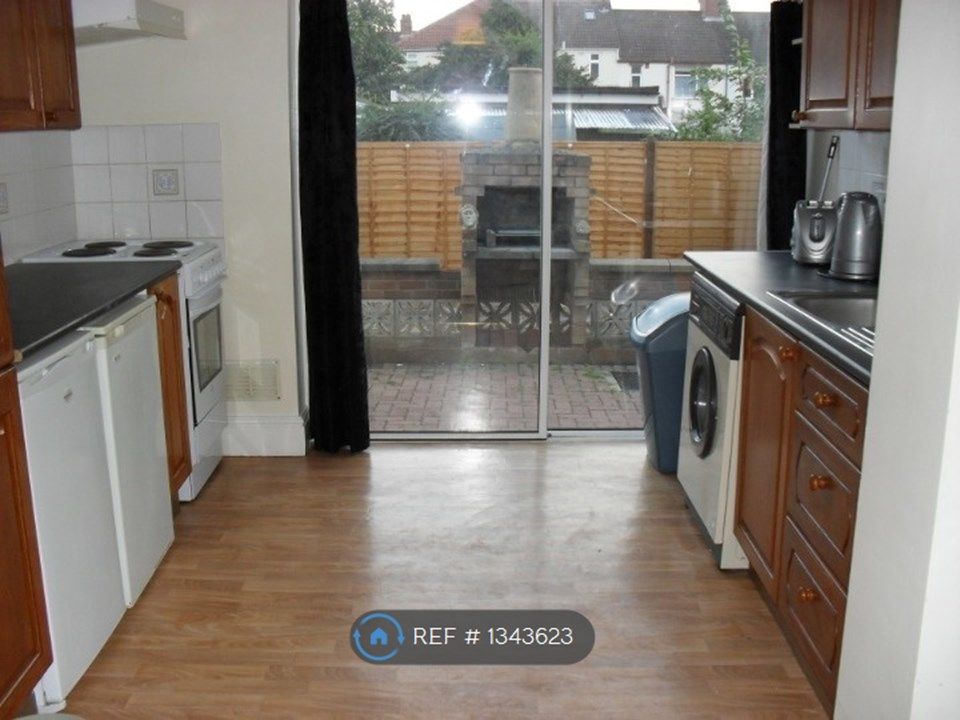 Property photo 2 of 11 Kitchen