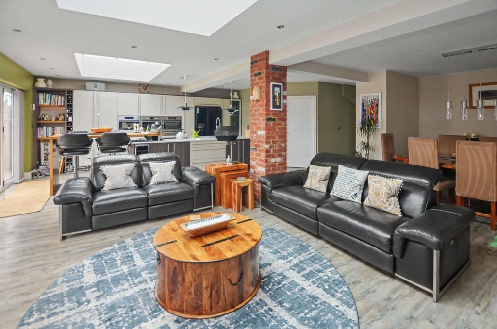 Property photo 3 of 40 Lounge