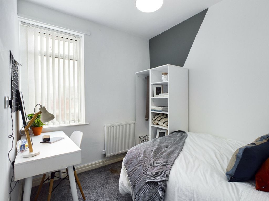 Property photo 3 of 4 A Bright And Tidy Double Bedroom, Featuring A Styl...