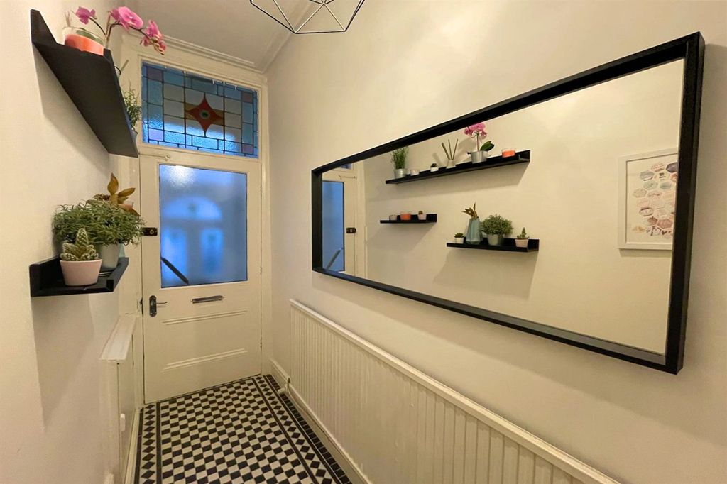 Property photo 2 of 19 Entrance Hall