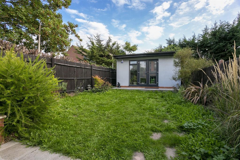 Property photo 2 of 25 Chapelmount Road, Ig8