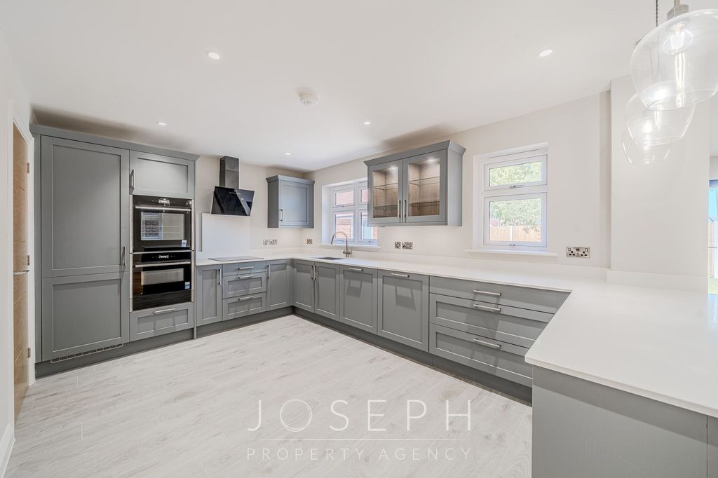 Property photo 3 of 33