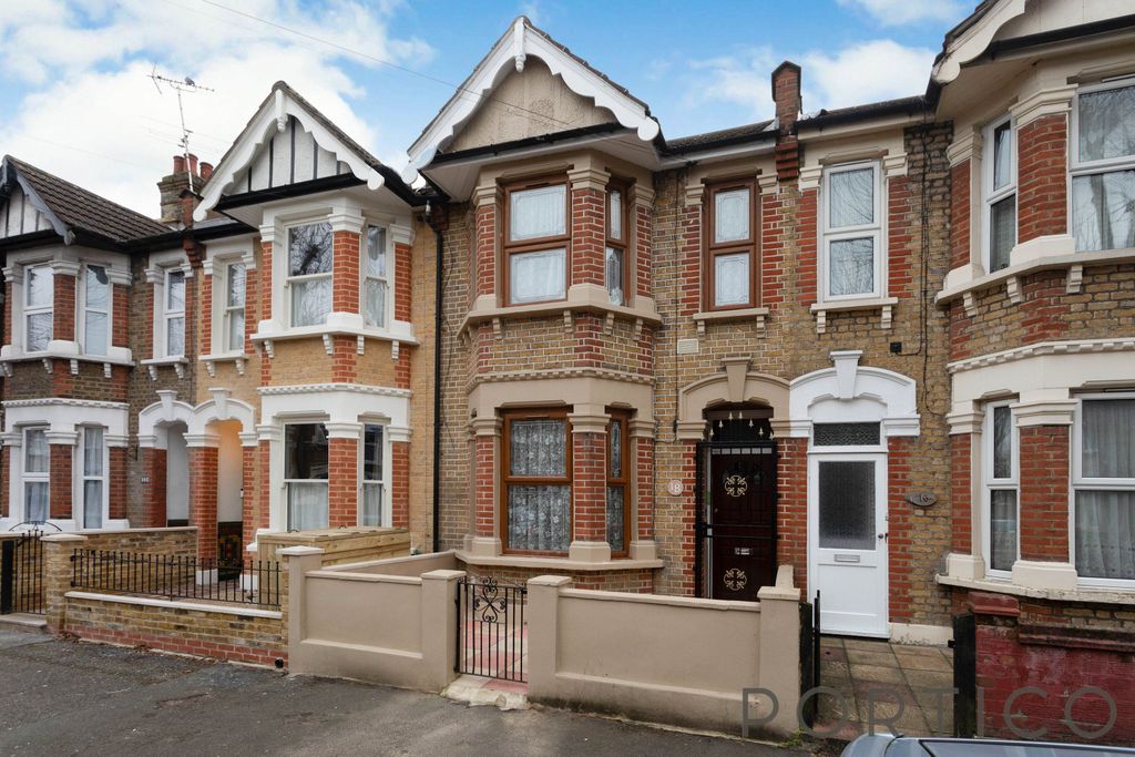 Property photo 1 of 18 Denbigh Road