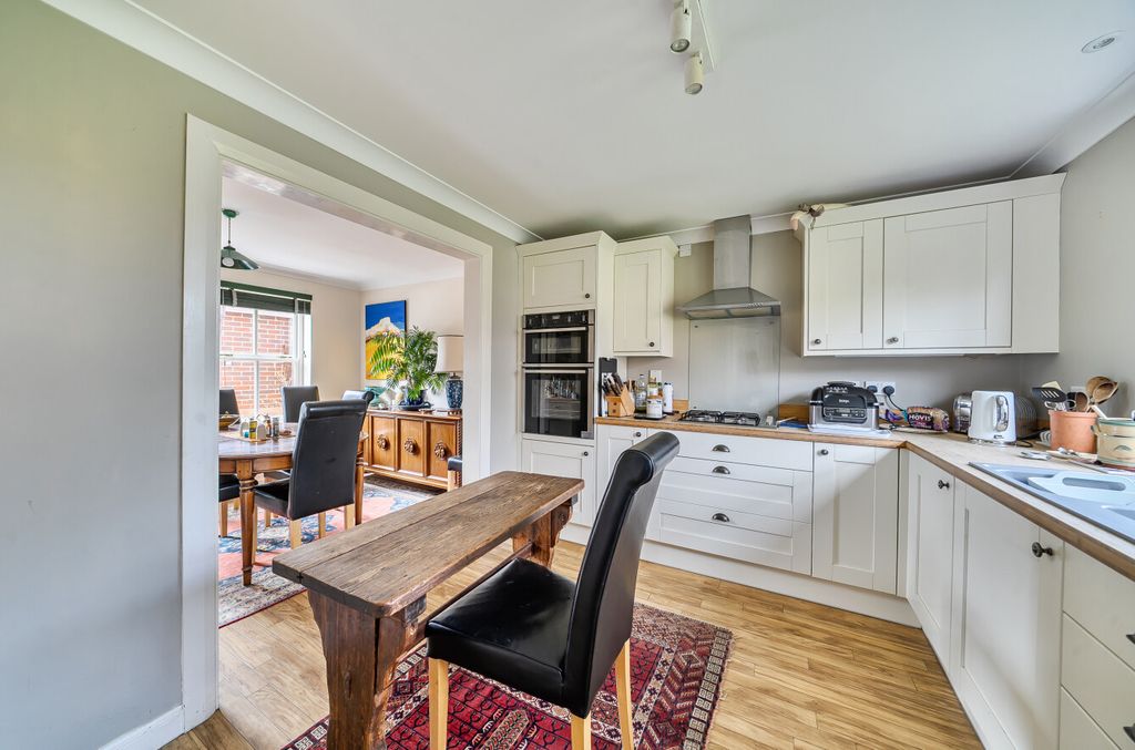 Property photo 2 of 18 Fitted Kitchen