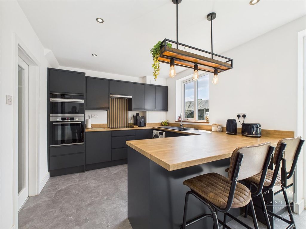 Property photo 2 of 16 Dining Kitchen