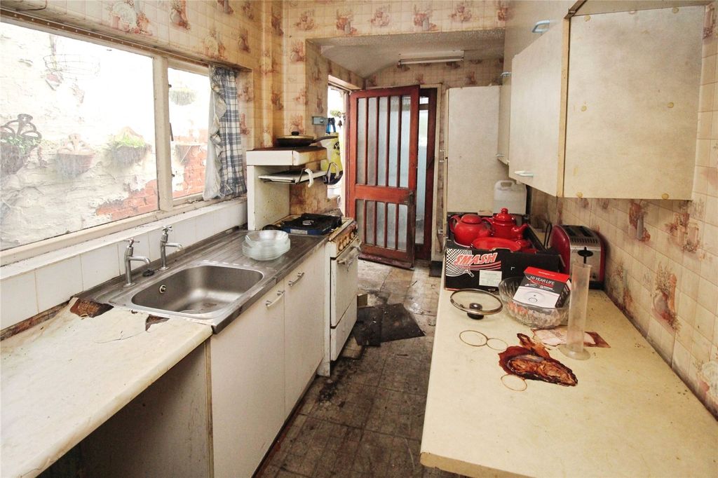 Property photo 3 of 17 Kitchen