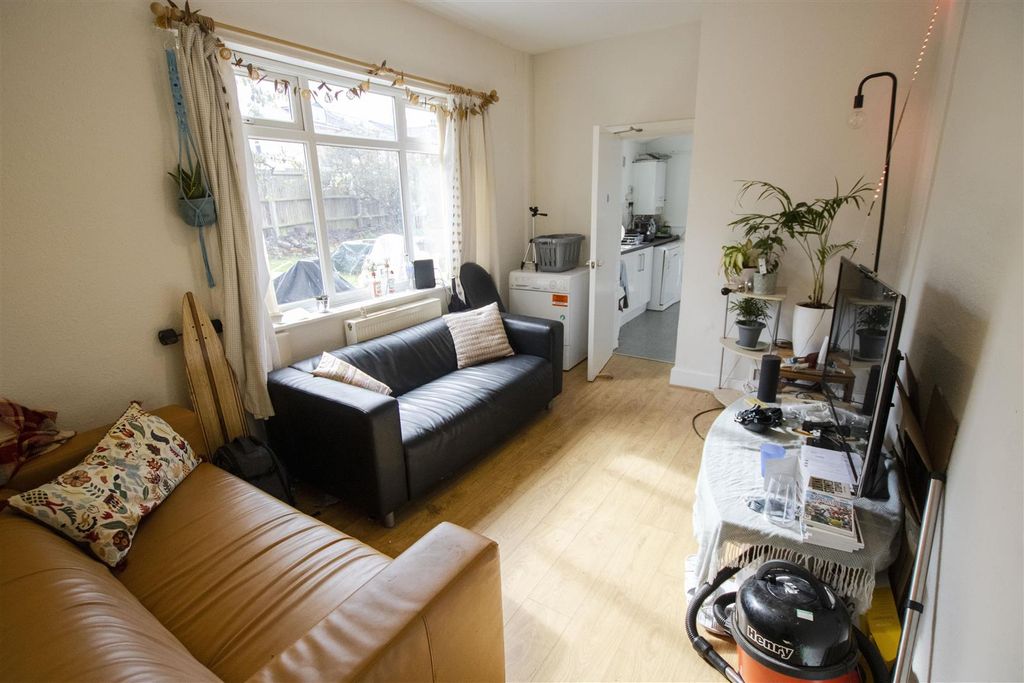 Property photo 1 of 13 Approach