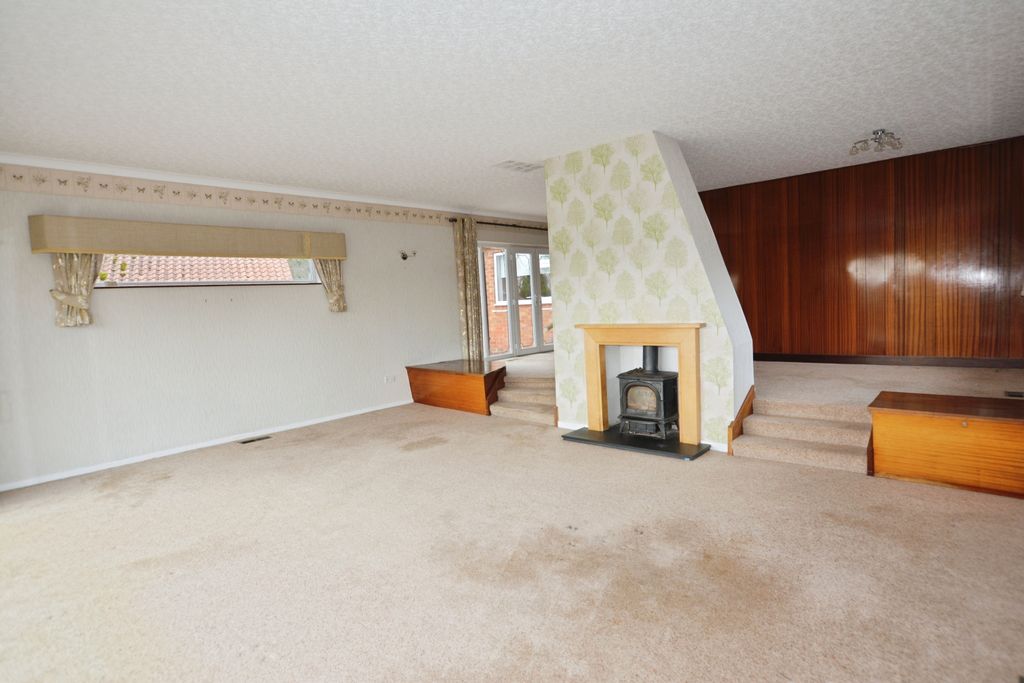 Property photo 3 of 18 Lounge