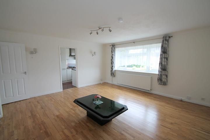 Property photo 3 of 8 Lounge