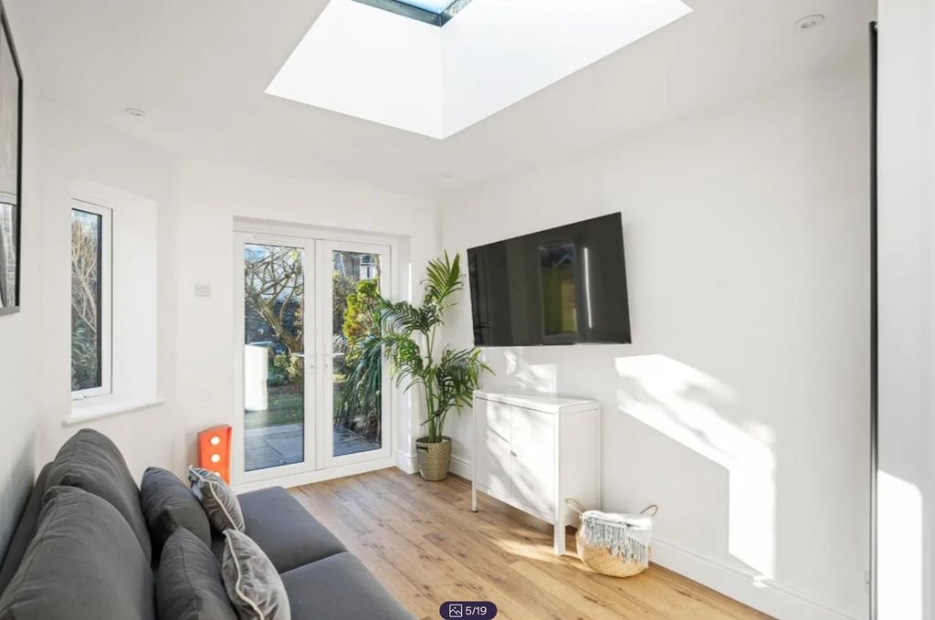 Property photo 2 of 19 A Bright And Spacious Modern Living Room With Larg...