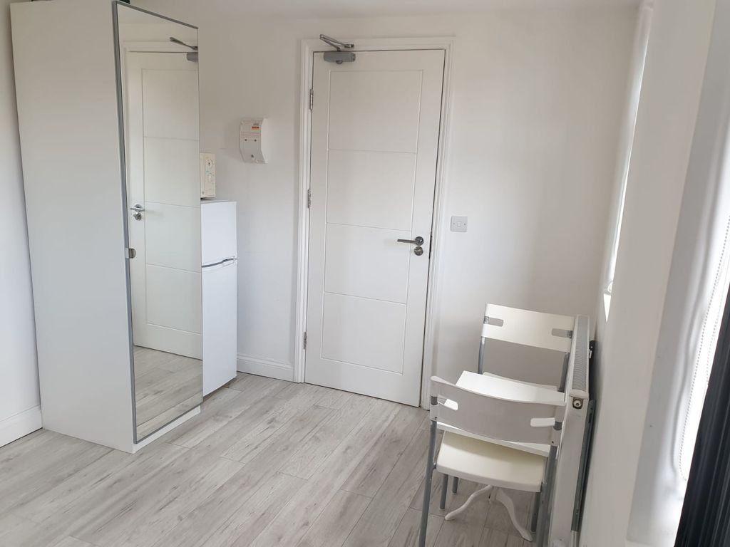 Property photo 2 of 11 649501Af-0F9B-428E-Ab96-Ddd65E1488F2