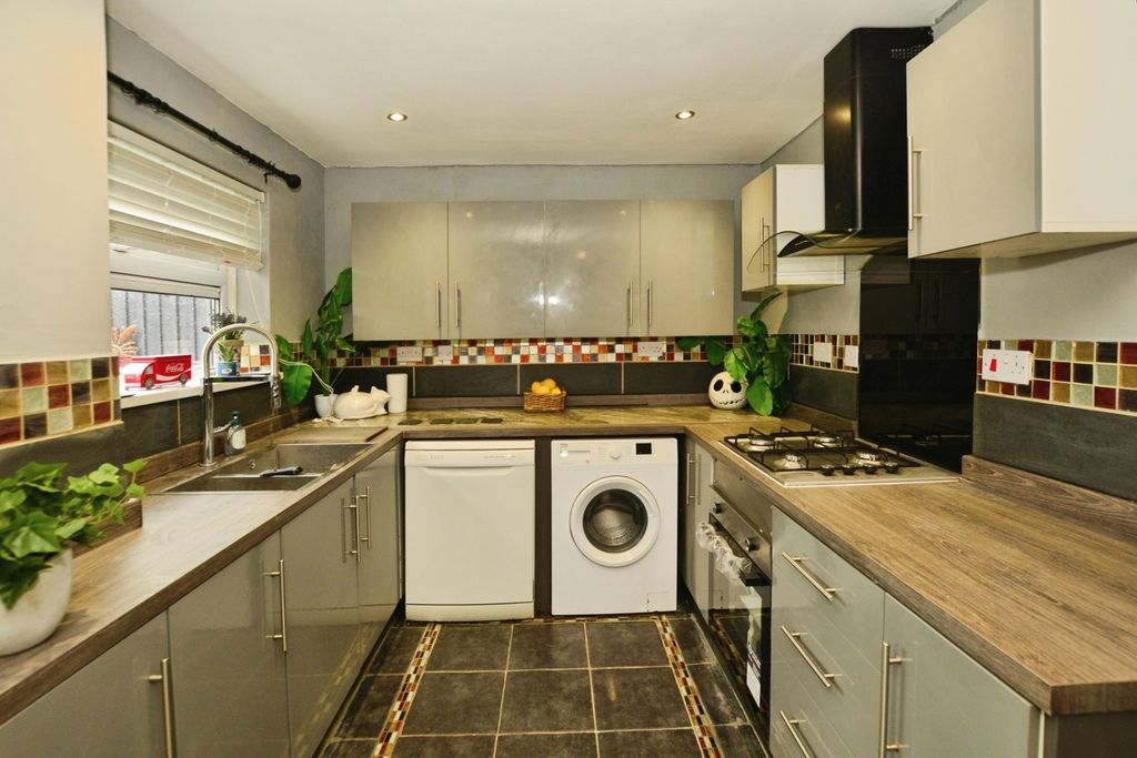 Property photo 2 of 16 Kitchen