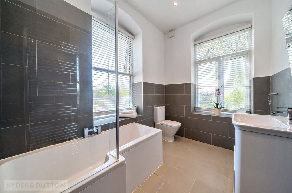 Property photo 2 of 22 Bathroom