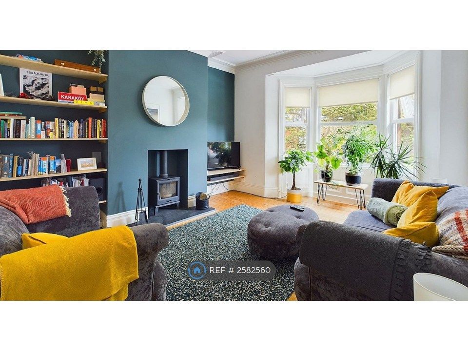 Property photo 1 of 7 Living Room / Master Bedroom