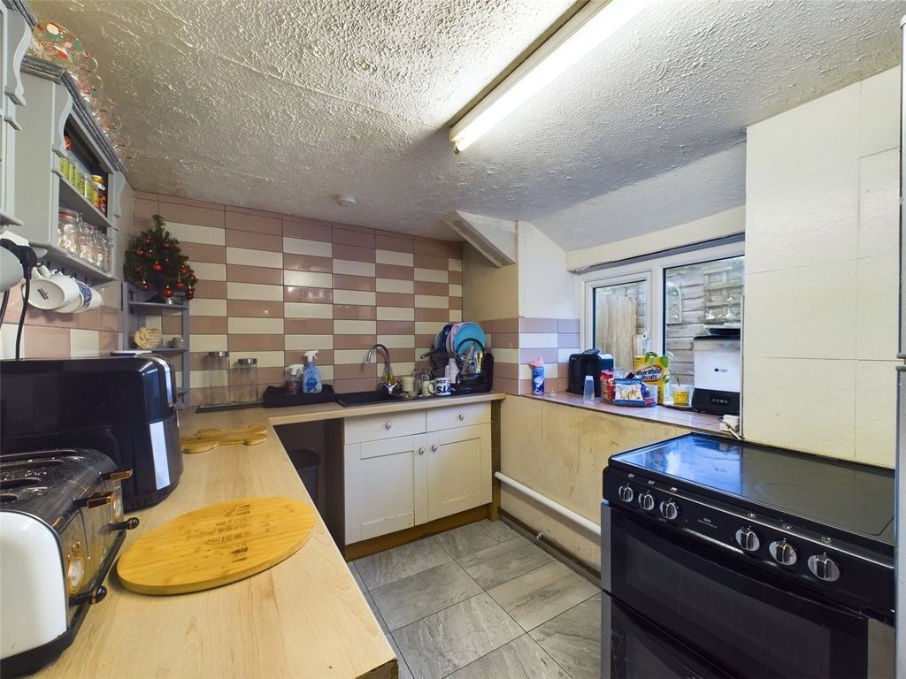 Property photo 2 of 8 Kitchen
