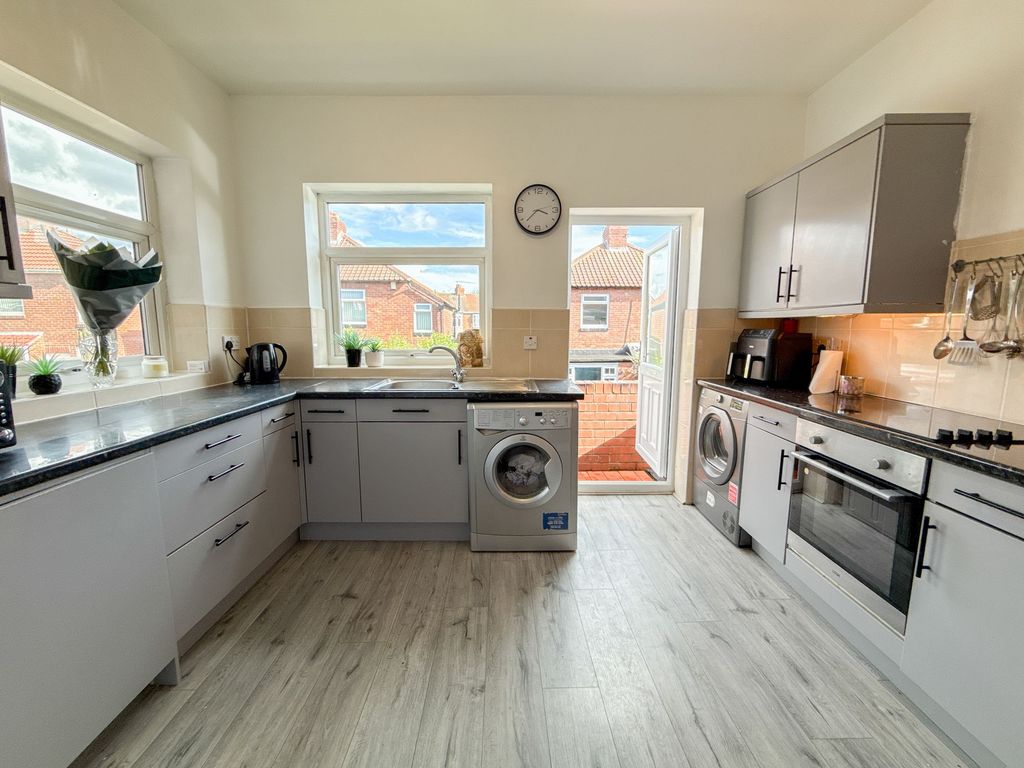 Property photo 3 of 12 Kitchen