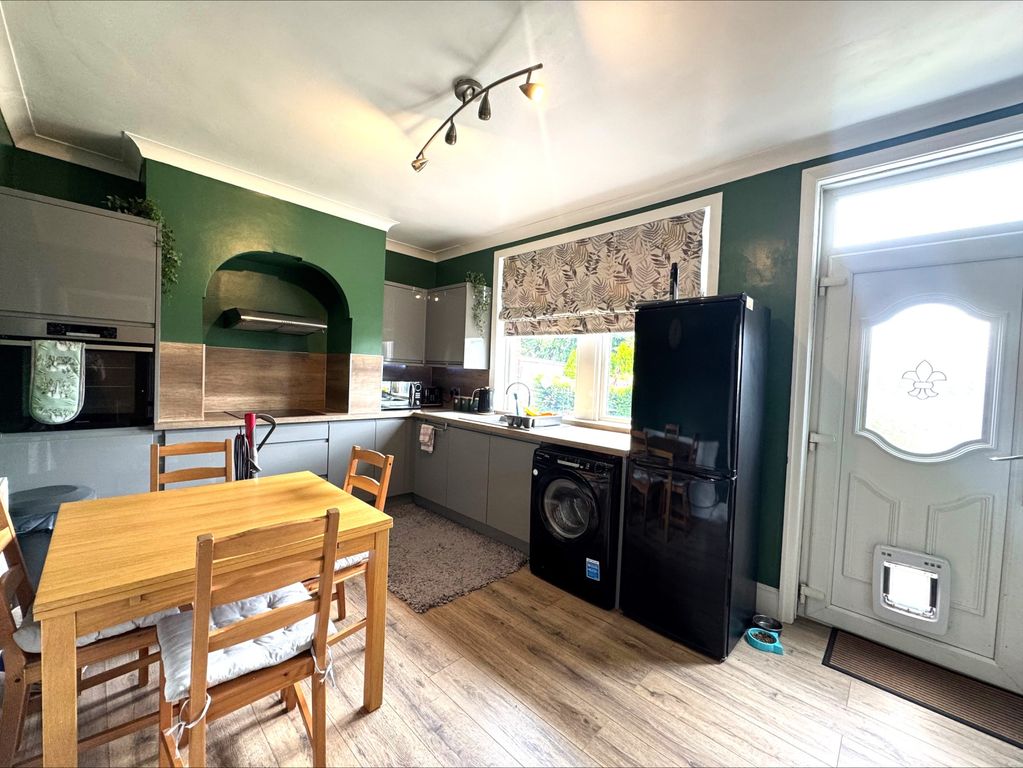 Property photo 3 of 11 Kitchen