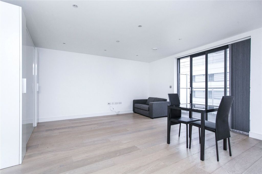 Property photo 2 of 15 Studio