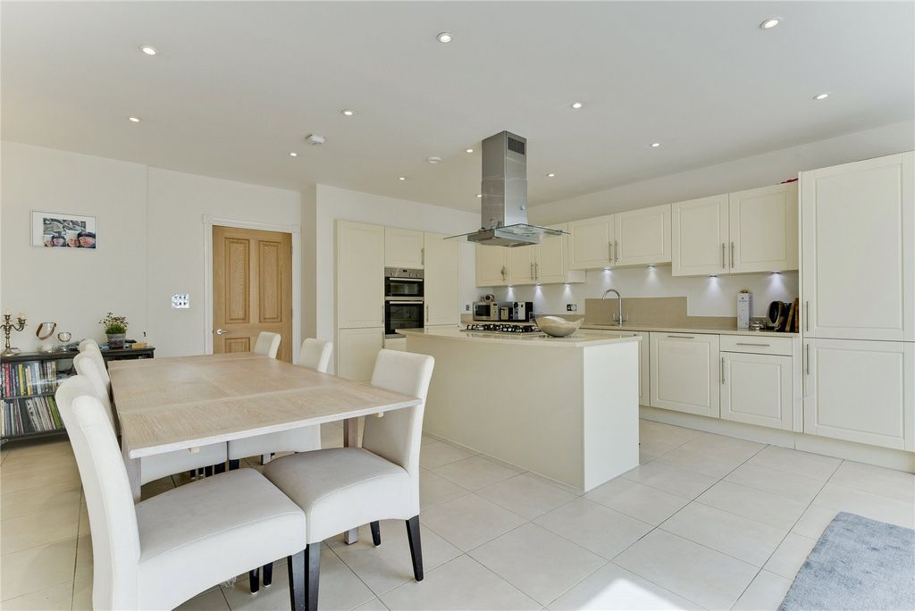 Property photo 3 of 7 Kitchen
