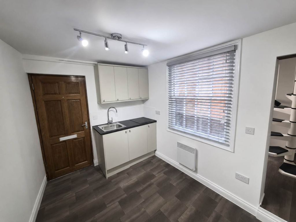 Property photo 3 of 7 Kitchenette
