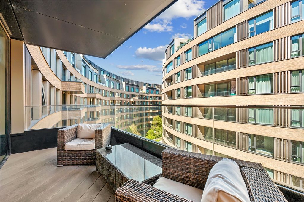 Property photo 2 of 18 Balcony