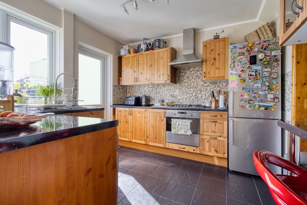 Property photo 2 of 13 Kitchen - Ewemove Swindon South
