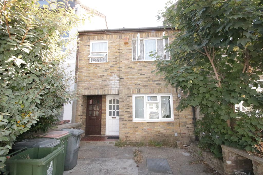 Property photo 1 of 8 A One Bedroom Ground Floor Flat With Off Street Parking And Sole Use Of Good Size Garden. Long Lease And Share Of Freehold. Chain Free.