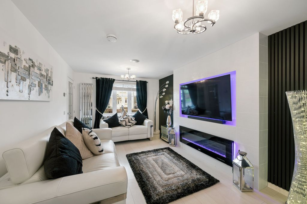 Property photo 3 of 40 Lounge