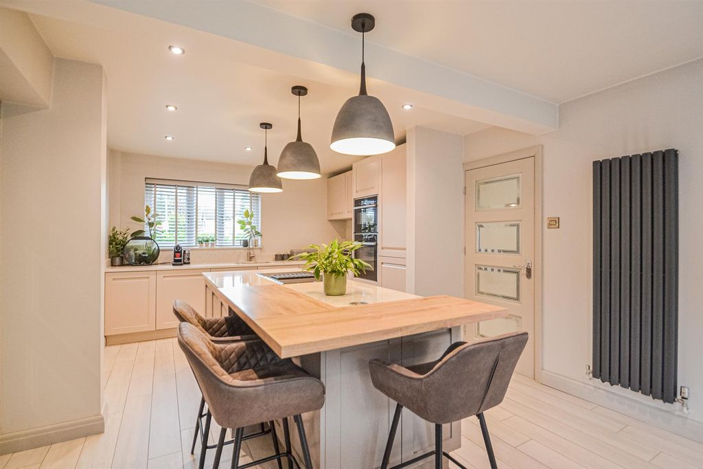 Property photo 3 of 30 Dining Kitchen & Centre Island