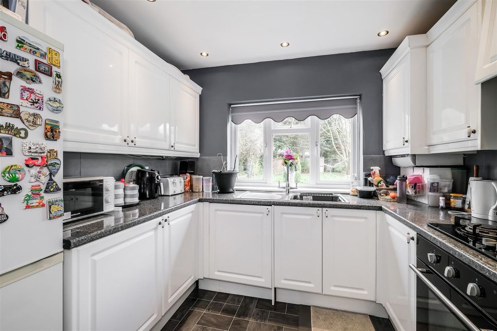 Property photo 3 of 16 87 Onslow Gardens-10.Jpg