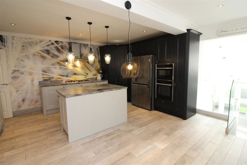 Property photo 3 of 51 Kitchen/Breakfast Room