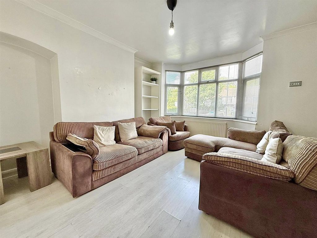 Property photo 2 of 11 Lounge.Jpg