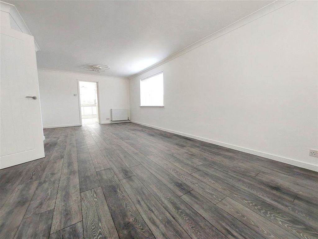 Property photo 3 of 15 Entrance Hallway