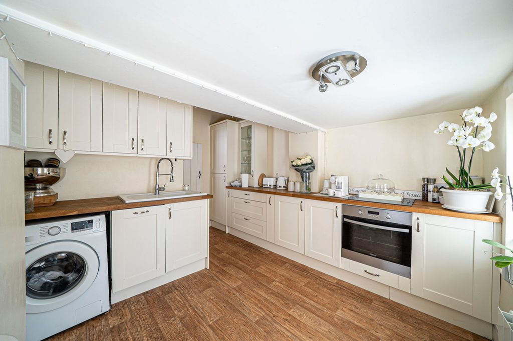 Property photo 2 of 19 Kitchen