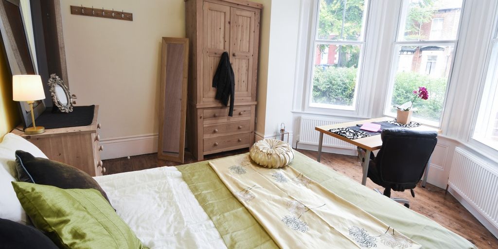 Property photo 2 of 13 Bright, Well‑Kept Master Bedroom With Large Bay Wi...