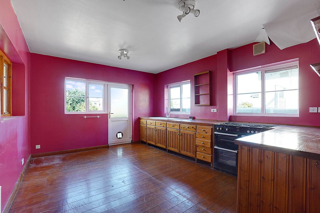 Property photo 3 of 23
