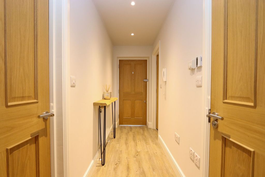 Additional image 14 of 2 bed flat for saleHemnall Street, Epping CM16