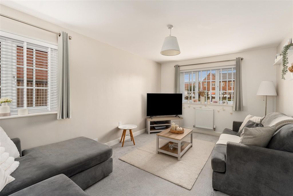 Property photo 2 of 15 52 Parsons Piece, Banbury-3.Jpg