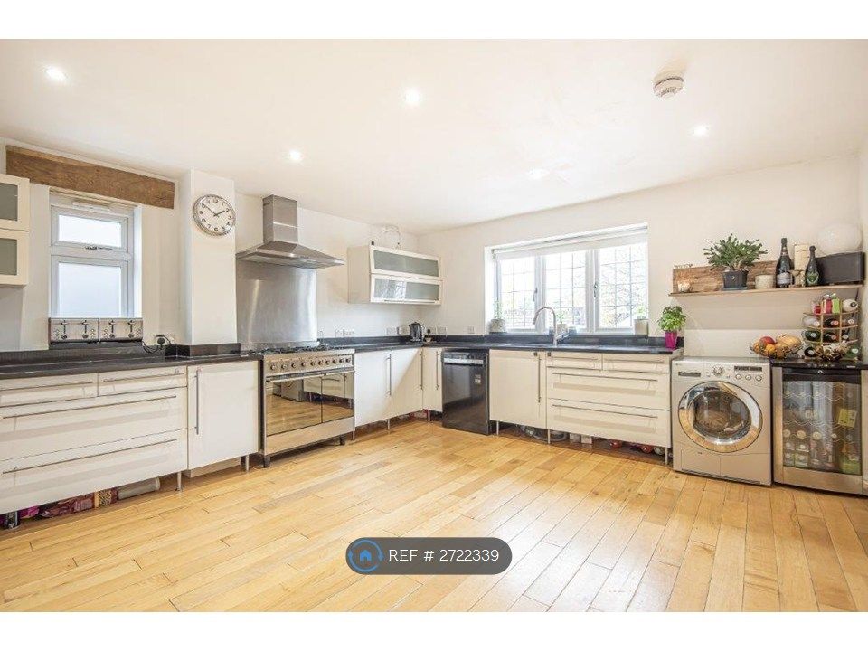 Property photo 2 of 17 Large Kitchen, Dishwasher & Smeg Range Oven