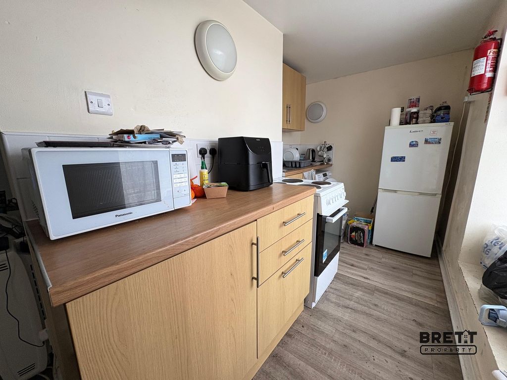Additional image 5 of 6 bed flat for saleVictoria Road, Milford Haven, Pembrokeshire. SA73