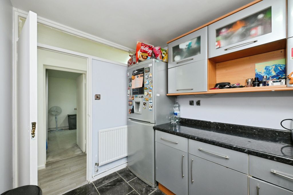 Property photo 2 of 11 Kitchen
