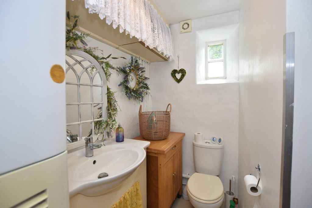 Property photo 3 of 18 Utility Cloakroom