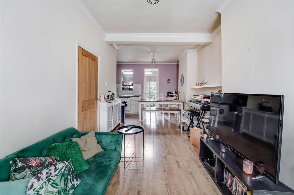 Property photo 3 of 12 Parkleigh Road (10).Jpg