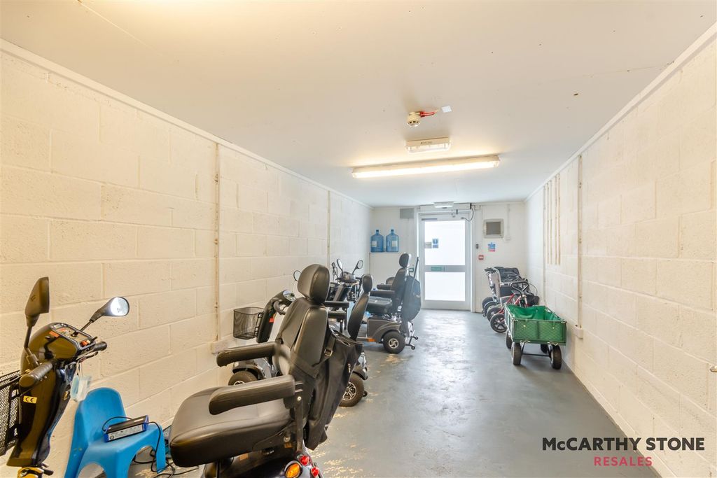 Property photo 3 of 24 8607214-Interior17.Jpg