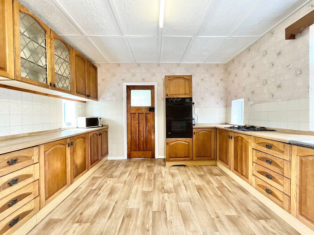 Property photo 2 of 32