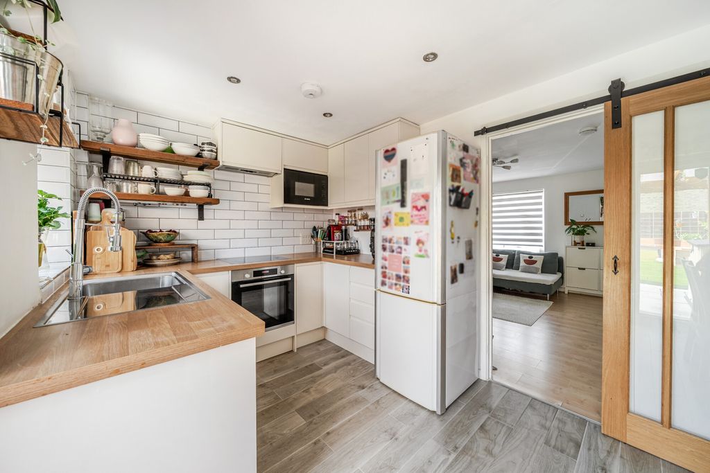 Property photo 2 of 20 Kitchen