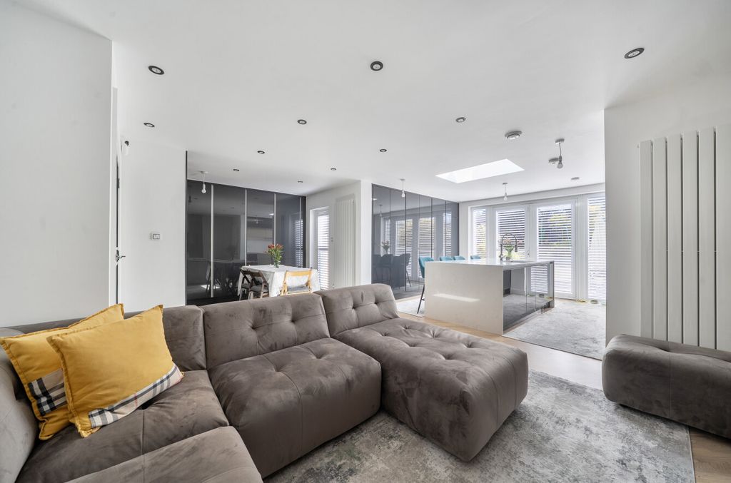 Property photo 2 of 20 1438799-12-69d537...