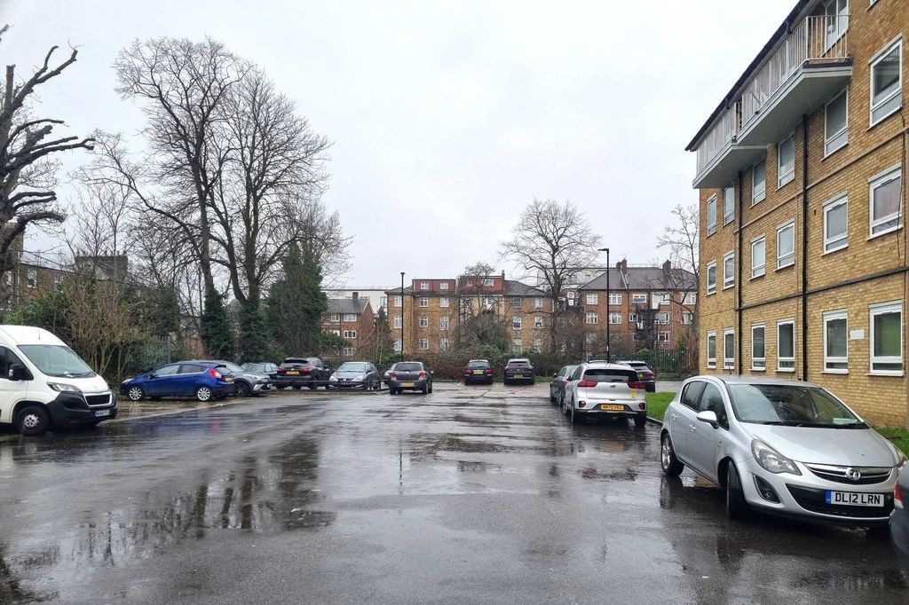 Property photo 1 of 5 Garages And Land, High Road, Arnos Grove, London N11 1Pl