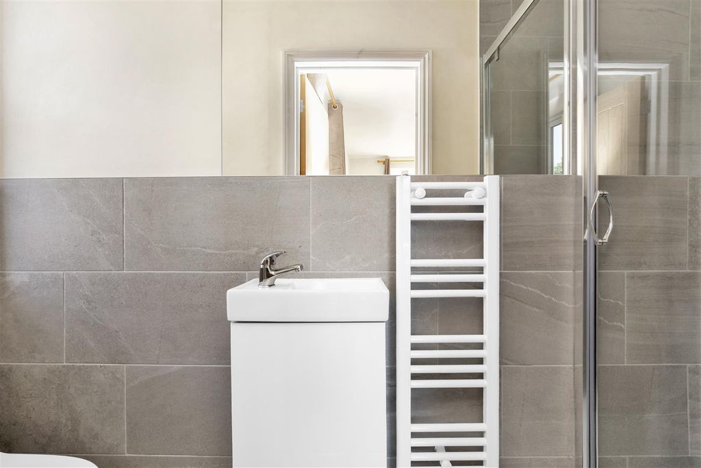 Property photo 3 of 8 Ensuite